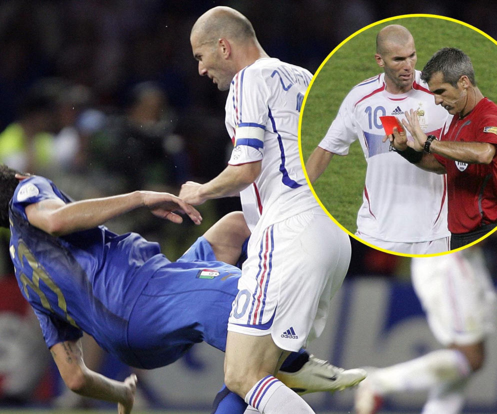 Zidane uderza Materazziego głową w klatkę. Na miniaturze sędzia daje mu czerwoną kartkę. Czytaj w SE Supersport.