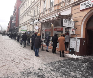Kolejki przed cukierniami w Poznaniu