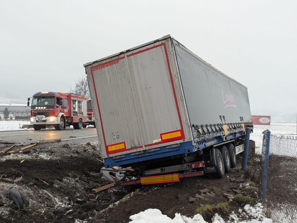 Potworna kraksa osobówki z tirem na DK 75 pod Nowym Sączem. Kierowca nie przeżył