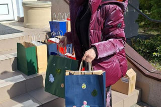 Skolimów zasypany prezentami