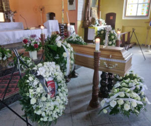 Gryfice. Rozpoczyna się pogrzeb 18-letniej Magdy. Odświętny ołtarz z trumną [ZDJĘCIA]