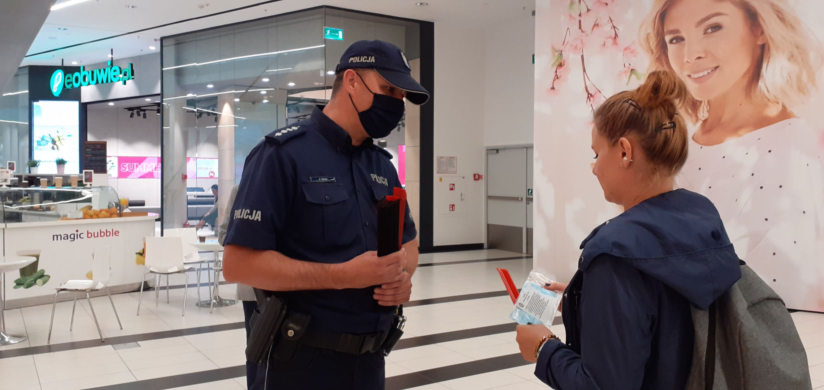 Policja i sanepid przestrzegali i informowali mieszkańców Lublina o obowiązku noszenia maseczek