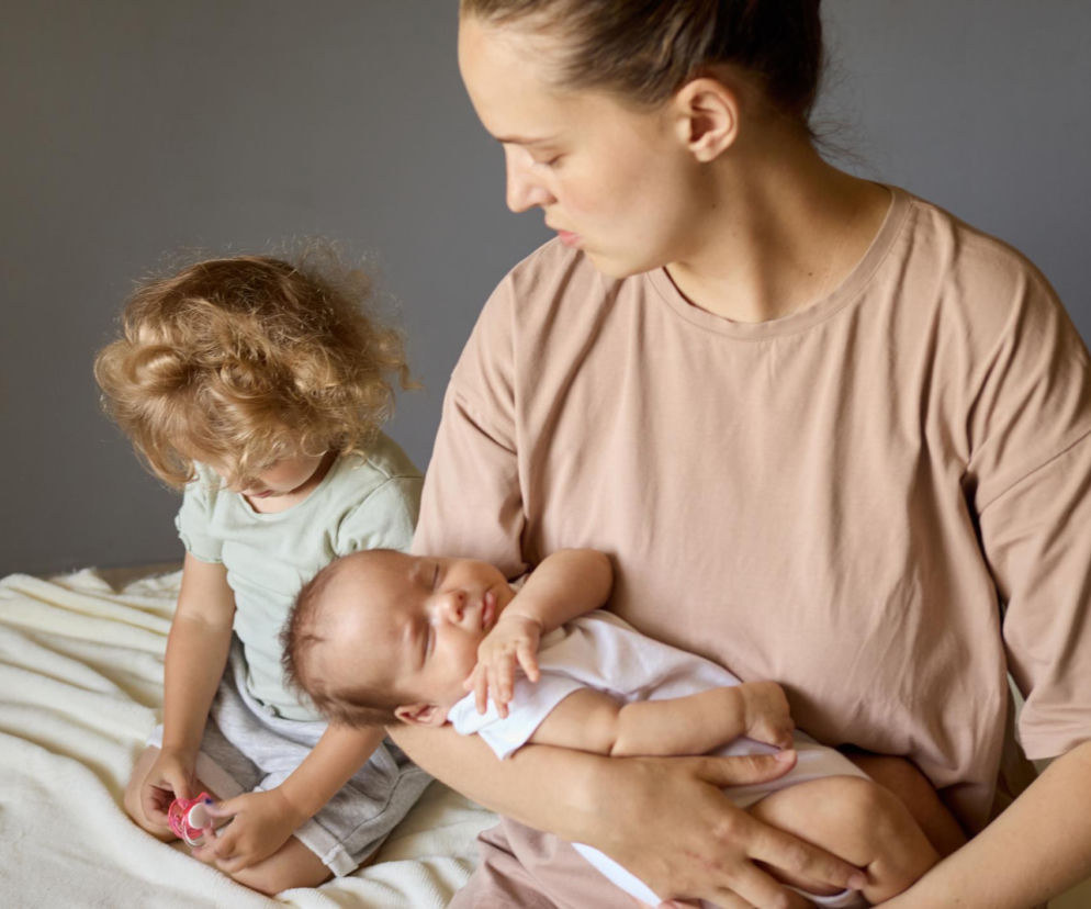 Prosi o smoczek i zachowuje się jak niemowlę? Starszak przeżywa wielką zmianę