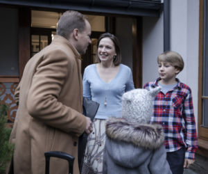 Szadź odc. 1. Monika (Anna Cieślak), Janek (Maxim Topyła), Helenka (Helena Zawistowska), Piotr Wolnicki (Maciej Stuhr)