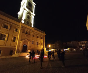 Strajk Kobiet w Lesznie ze zniczami w tle