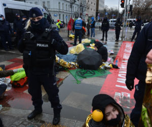 Ludzie leżą na ulicy w centrum Warszawy