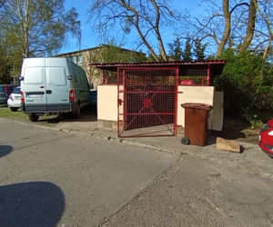 Mieszkańcy wyrzucają śmieci do... zabytku! Sensacyjne odkrycie na jednym ze szczecińskich osiedli