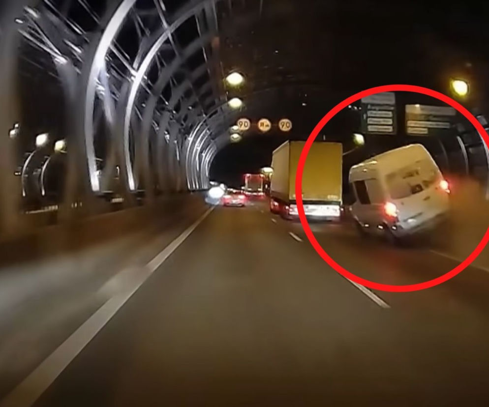 Bus wjeżdża na barierę energochłonną
