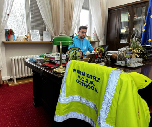 Śnieżny paraliż na S7. Urząd zamienił się w miejsce schronienia. "Piękna mobilizacja"