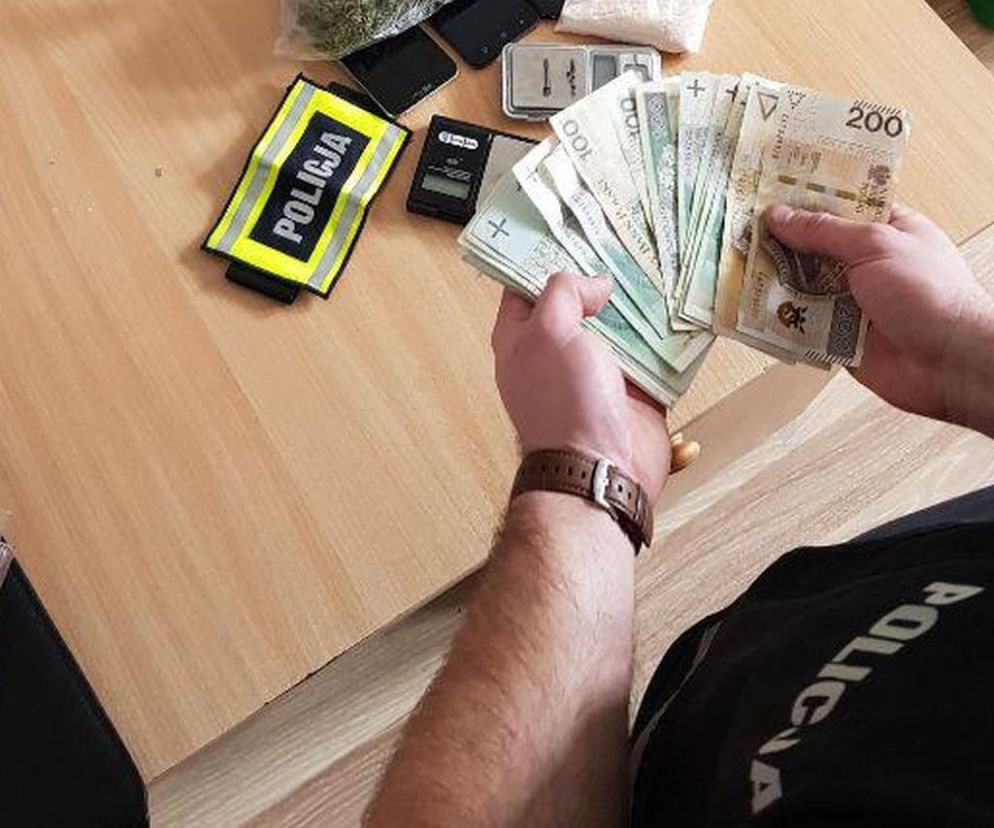Bełchatów: Policjanci i celnicy zrobili nalot 31-latkowi. Co znaleźli w jego mieszkaniu?