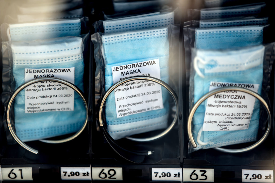 Na ulicach Krakowa stanęły maseczkomaty. Znamy ceny produktów