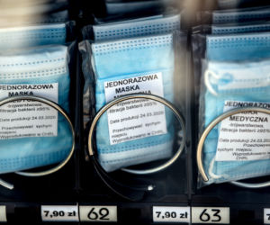 Na ulicach Krakowa stanęły maseczkomaty. Znamy ceny produktów