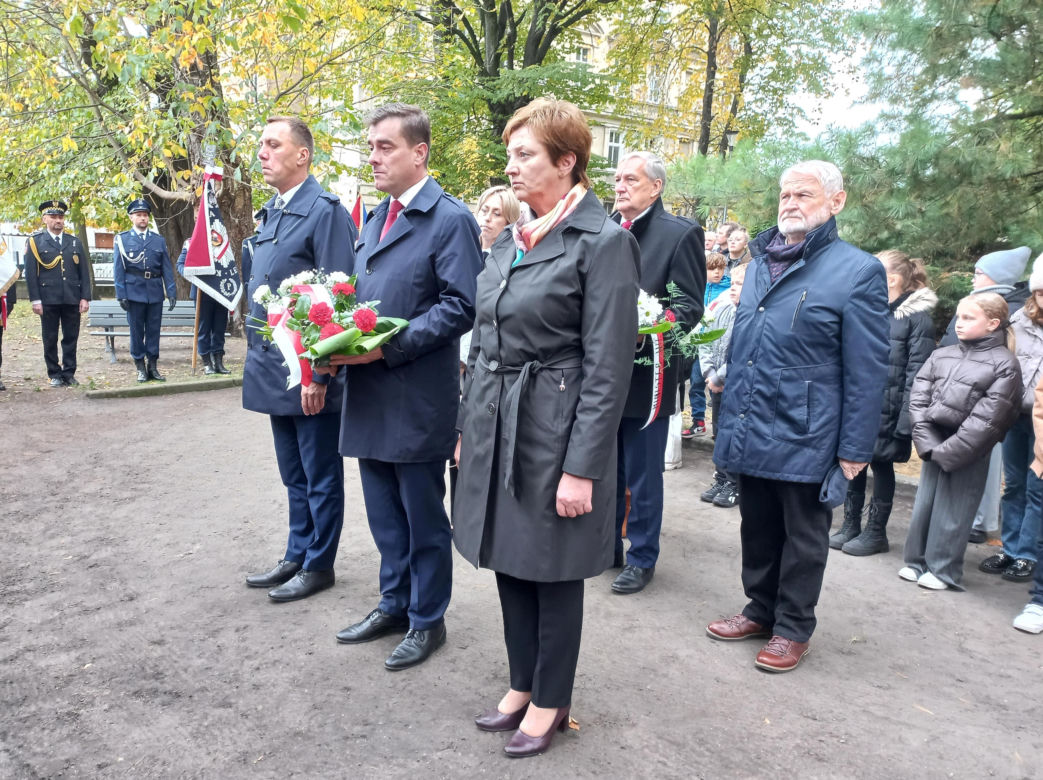 Zapalono znicze dla rozstrzelanych mieszkańców Leszna. W rocznicę tragicznych wydarzeń [ZDJĘCIA]