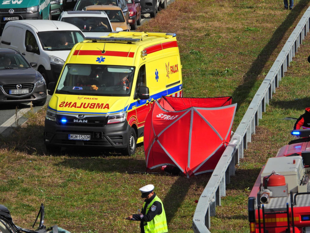 Zablokowana A2. Osobówka zderzyła się z tirem