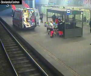Poznań: NIEPRZYTOMNY mężczyzna na przystanku tramwajowym! Nie reagował na żadne bodźce