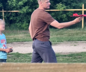 Marcin Mroczek bawi się samolotem