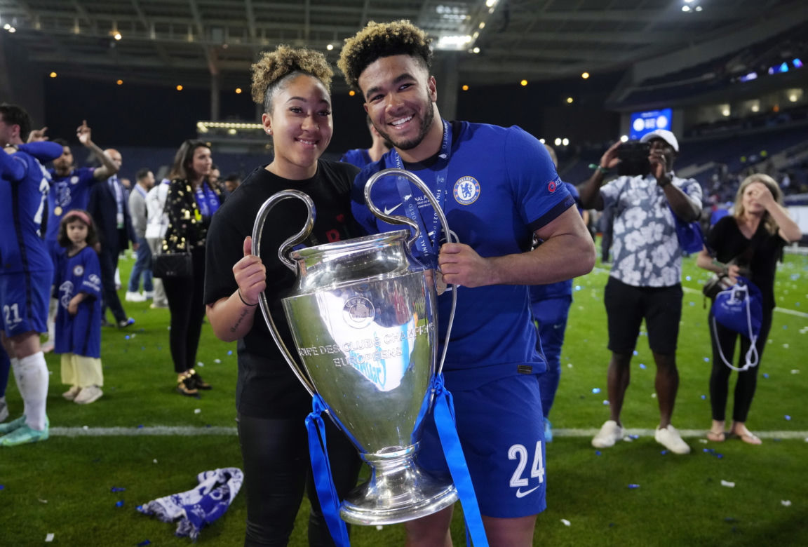 Piłkarze i kibice Chelsea Londyn świętują wygranie Ligi Mistrzów po zwycięstwie w finale 1:0 z Manchesterem City 