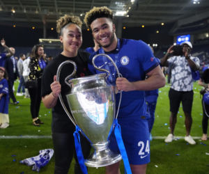 Piłkarze i kibice Chelsea Londyn świętują wygranie Ligi Mistrzów po zwycięstwie w finale 1:0 z Manchesterem City 