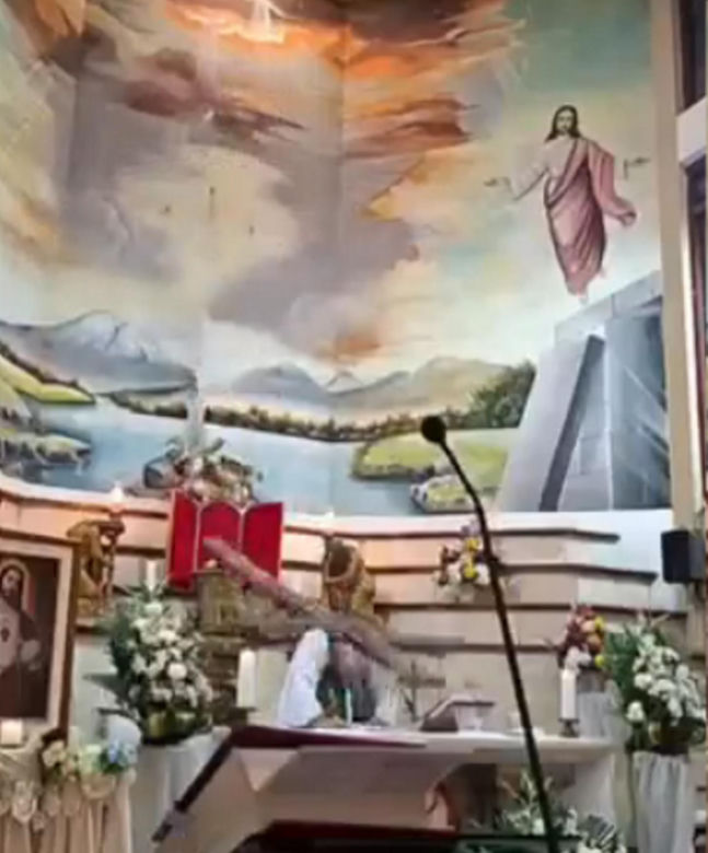 Krzyż zabił księdza podczas mszy. Wszystko nagrano