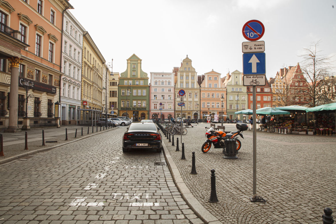 Nowe znaki  "flowers & ride" na pl. Solnym we Wrocławiu
