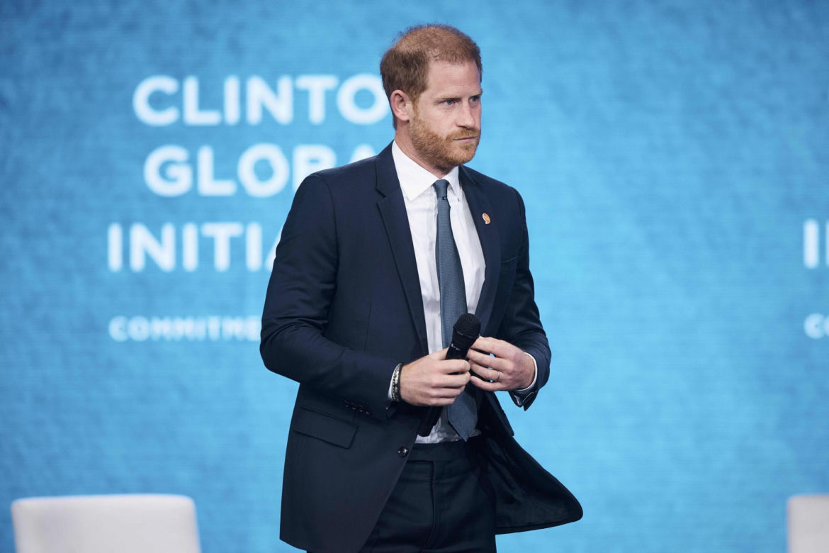 Książę Harry w niebezpieczeństwie! Psychofanka czyhała na niego w toalecie i "mamrotała"