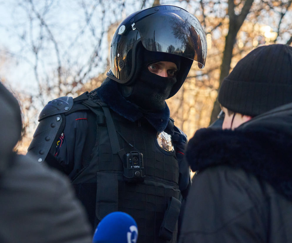 Rosyjska policja ściga 12-latka, bo zapytał w szkole o wojnę. Przyszli po niego do domu