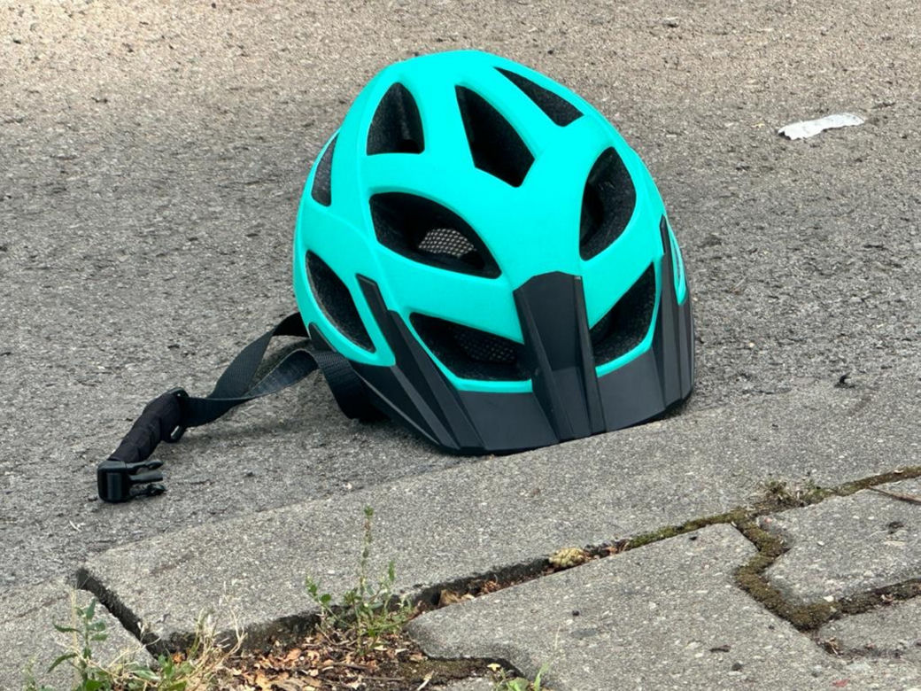 Dramat na przejściu dla pieszych, kobieta z 3-letnim dzieckiem wpadła pod busa! Na jezdni został bucik i kask