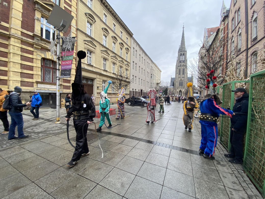 Żywieckie dziady przeszły ulicami Katowic. Kolorowy korowód zrobił furorę wśród mieszkańców