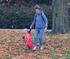 Magdalena Boczarska z dzieckiem na spacerze 