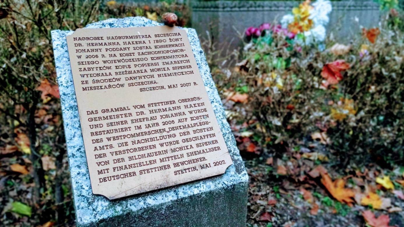 Grób Hermanna Hakena na Cmentarzu Centralnym w Szczecinie