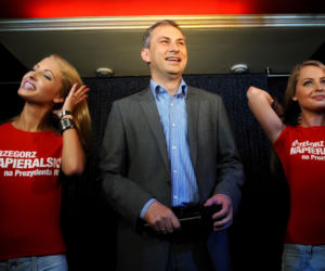 Piękne bliźniaczki zaśpiewały 100 lat Kaczyńskiemu. Później rozebrały się dla panów