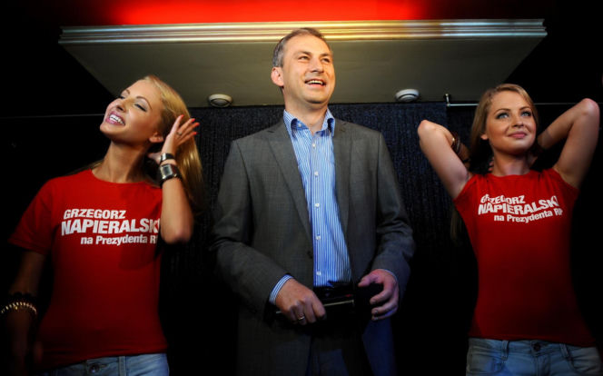 Piękne bliźniaczki zaśpiewały "100 lat" Kaczyńskiemu. Później rozebrały się dla panów