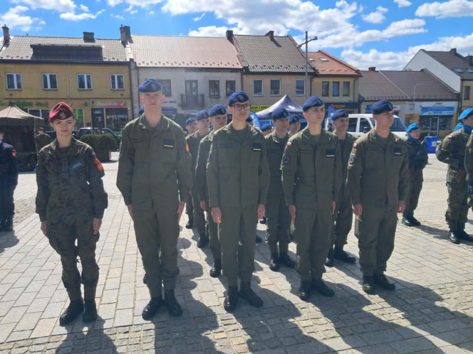 "Ślubuję!" – patriotyczne sceny na Rynku w Starachowicach