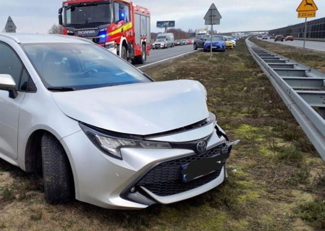 Karambol na A2! Siedem aut w zderzeniu pod Skierniewicami. Trasa zablokowana, gigantyczne korki