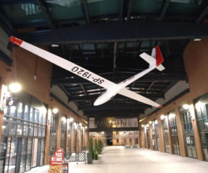 W galerii handlowej w Lesznie wylądował szybowiec