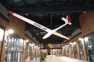 W galerii handlowej w Lesznie wylądował szybowiec