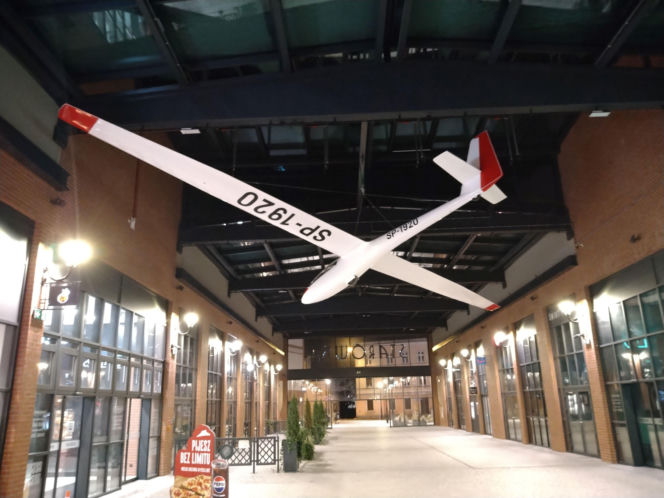 W galerii handlowej w Lesznie "wylądował" szybowiec