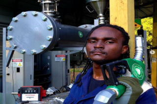 Młody wynalazca z USA wywróci do góry nogami rynek? Zbudował maszynę zamieniającą śmieci w paliwo