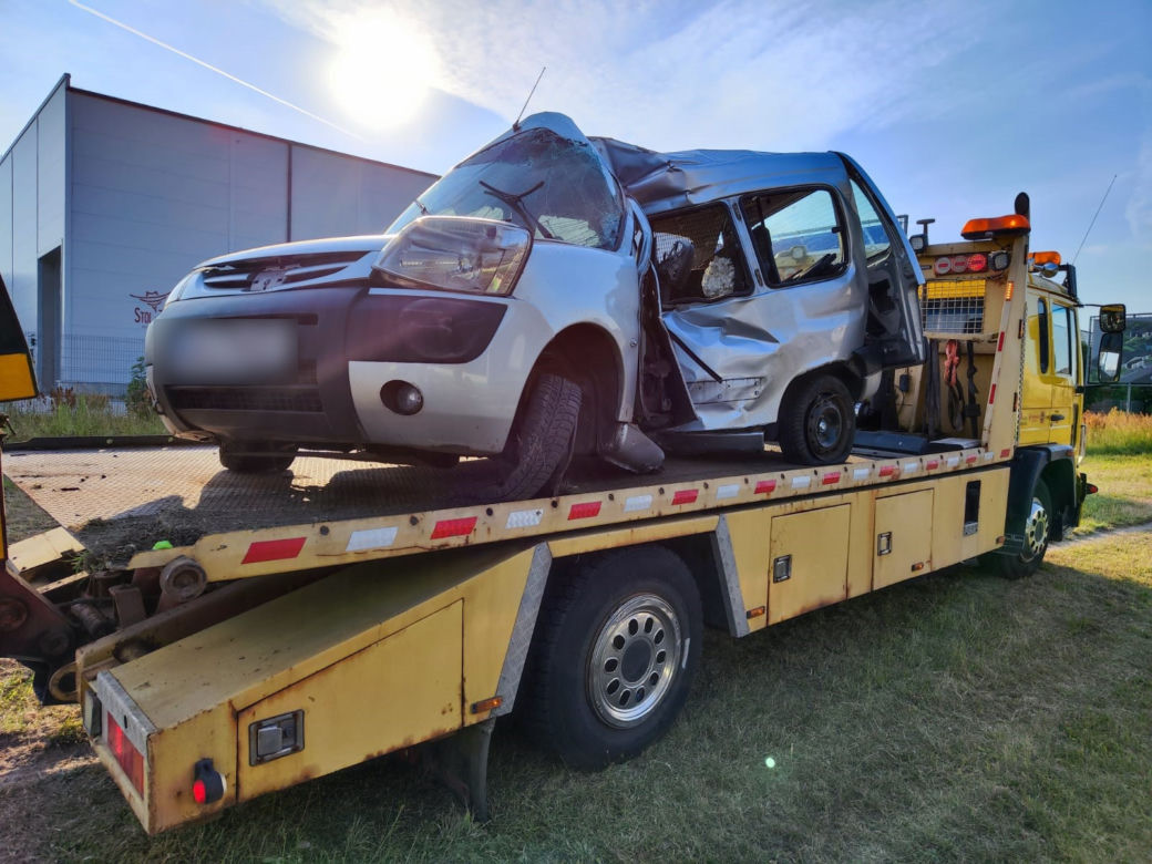 Groźny wypadek w Szczecinku. Peugeot roztrzaskał się na latarni