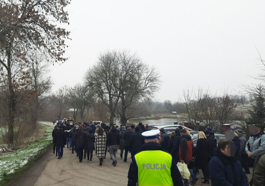 "Tragicznie zmarły, jest ofiarą wojny". Pogrzeb Bogdana C. w Przwodowie