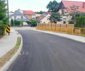 Żółte barierki szokują mieszkańców