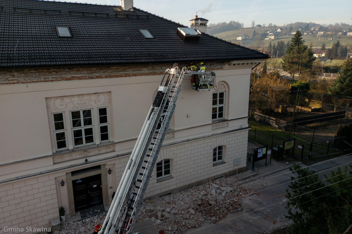 O krok od nieszczęścia w gminie Skawina. Gzyms odpadł od ścian zabytkowego dworu 