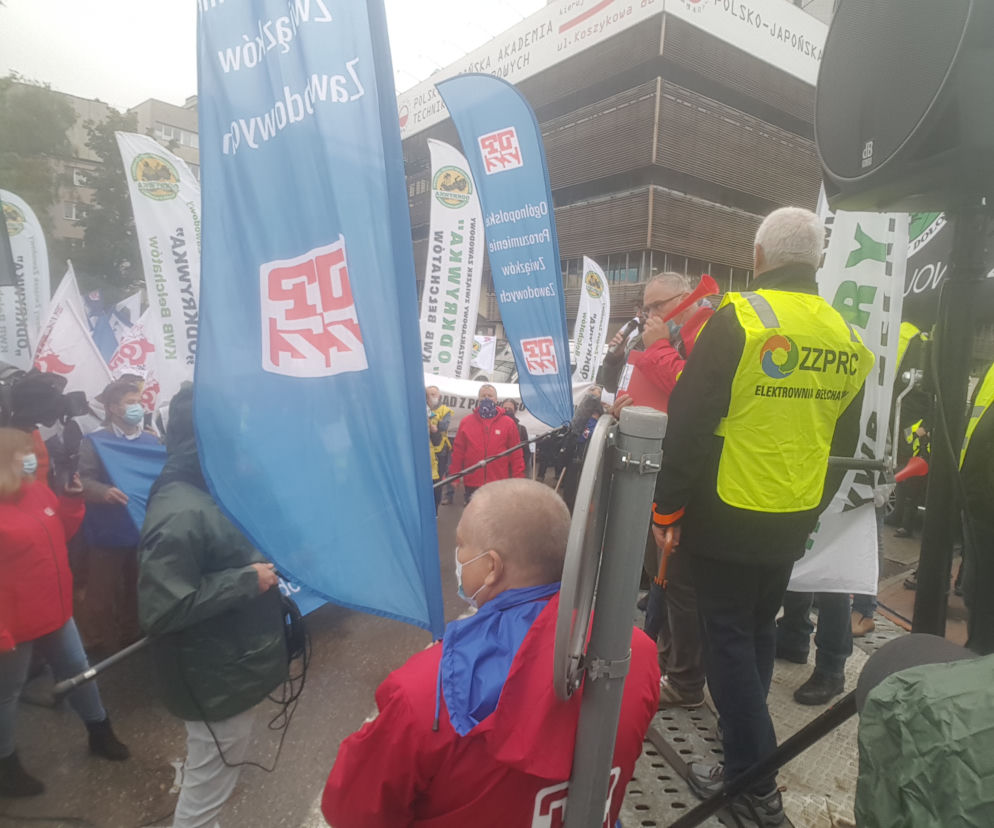 Protest górników w Warszawie. Co się dzieje przed siedzibą Prawa i Sprawiedliwości? [UTRUDNIENIA]