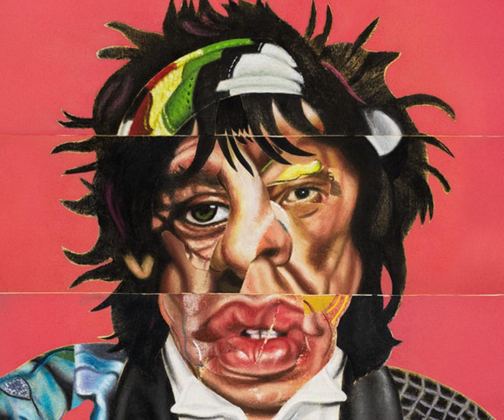 Portret Micka Jaggera w formie kolażu na czerwonym tle. O nowej płycie The Rolling Stones przeczytasz na EskaRock.