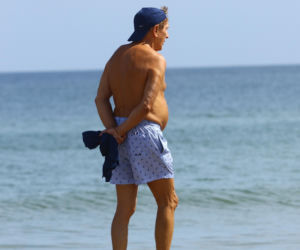 Smutny Englert samotni snuje się po plaży, Zona aktora wybrała zimną północ