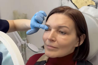 Ilona Felicjańska wycina sobie powieki