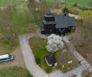 Policjanci pod kościołem w Wierzenicy pilnują świątynię