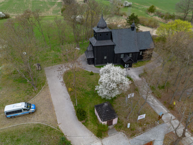 Policjanci pod kościołem w Wierzenicy pilnują świątynię