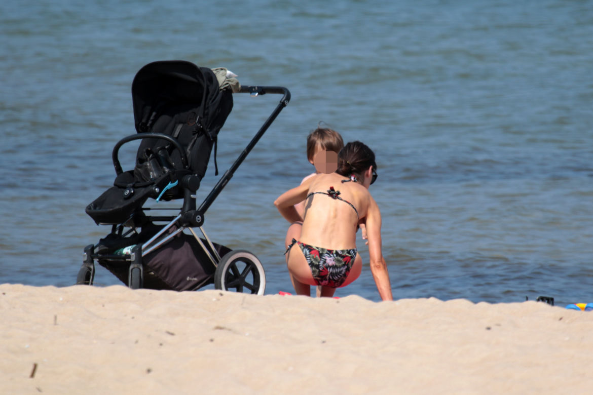 Marta Kaczyńska na plaży karmi dziecko piersią