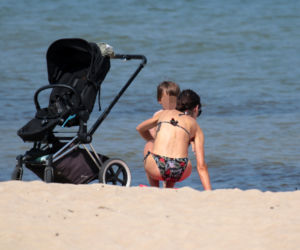 Marta Kaczyńska na plaży karmi dziecko piersią